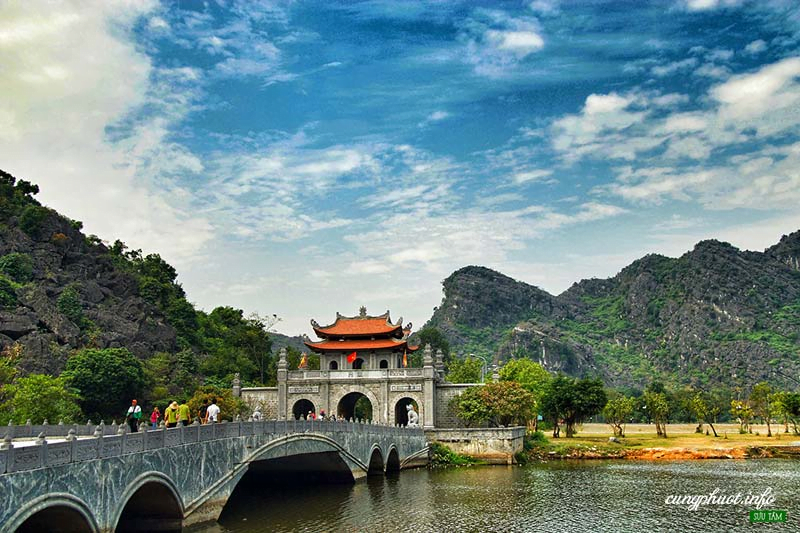 9 Must - see attractions and things to do in Ninh Binh Vietnam