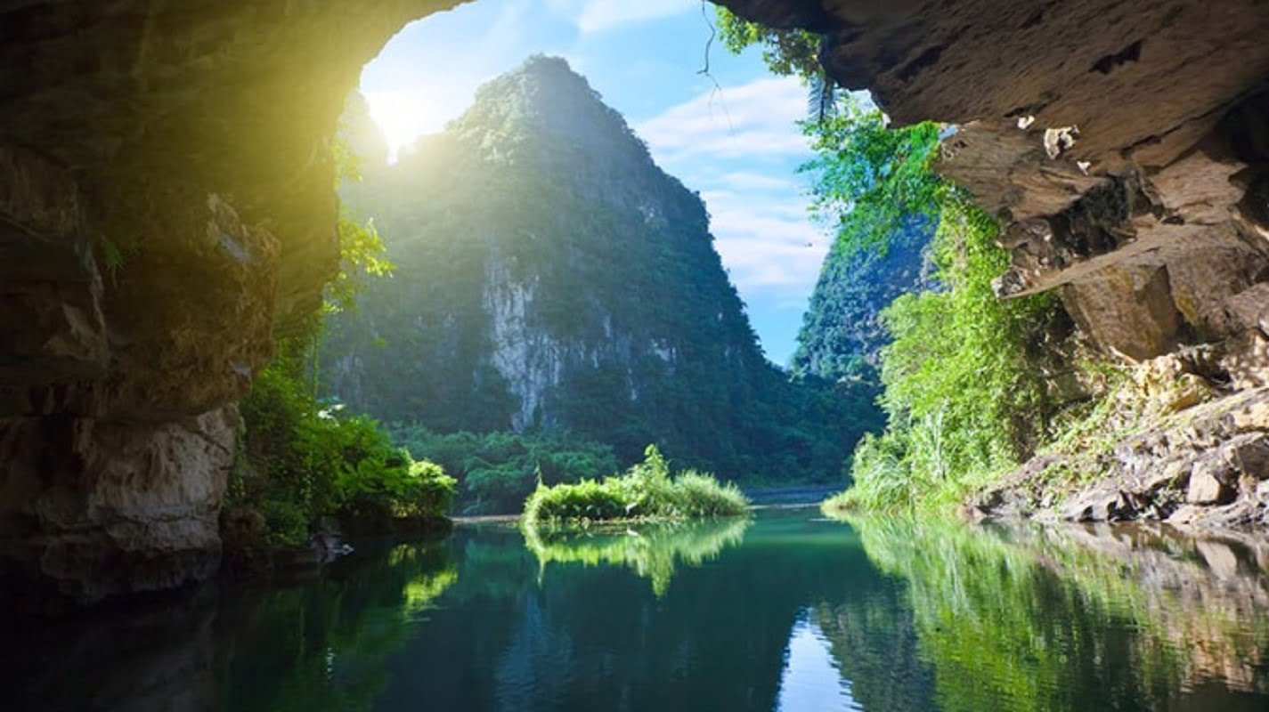 Discover the caves in Trang An 