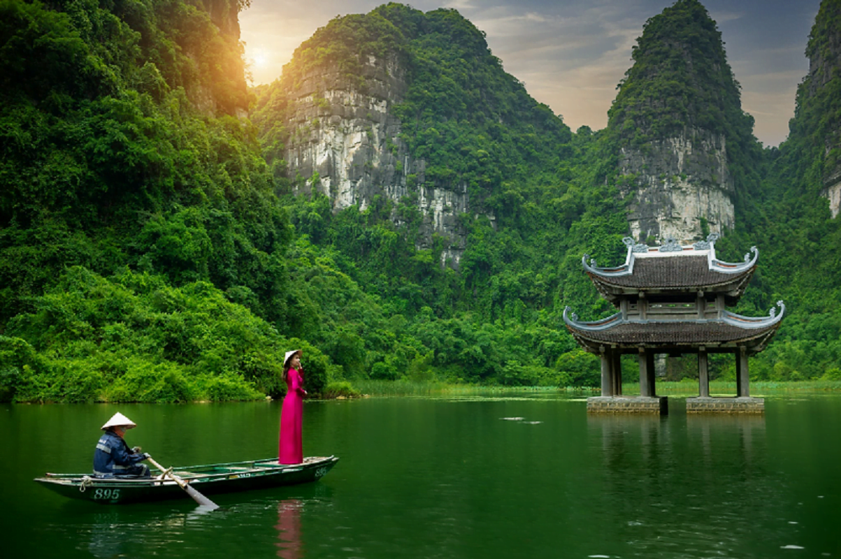 Take a Ninh Binh 2 day 1 night tour to go sightseeing