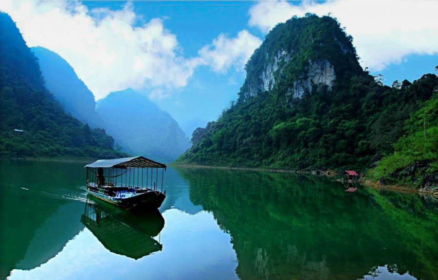 Thang Hen Lake in Cao Bang