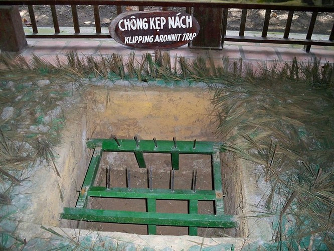 Klipping aronnit trap in Cu Chi tunnels