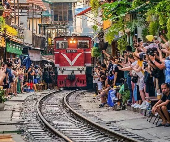 VIETNAMESE TRAIN TOURISM