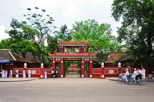 Top 10 unique activities should work in Hue and ancient citadel of Vietnam Hue National School