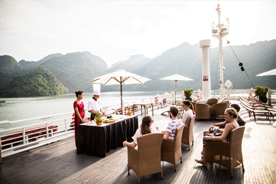 5-star cruise service in Bai Tu Long Bay