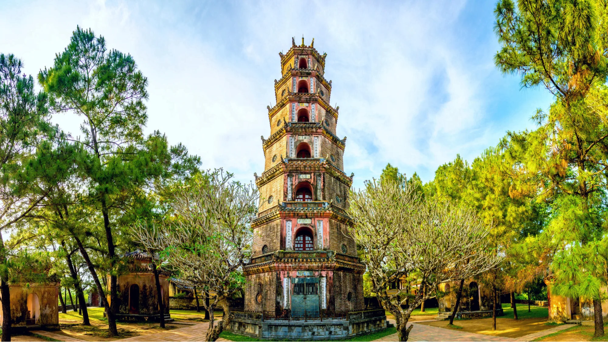 Top 10 unique activities should work in Hue and ancient citadel of Vietnam Thien Mu Pagoda, Hue