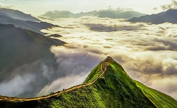 Sống lưng Khủng Long, Tà Xùa, Sơn La vào mùa đông Sống lưng Khủng Long, Tà Xùa, Sơn La vào mùa đông