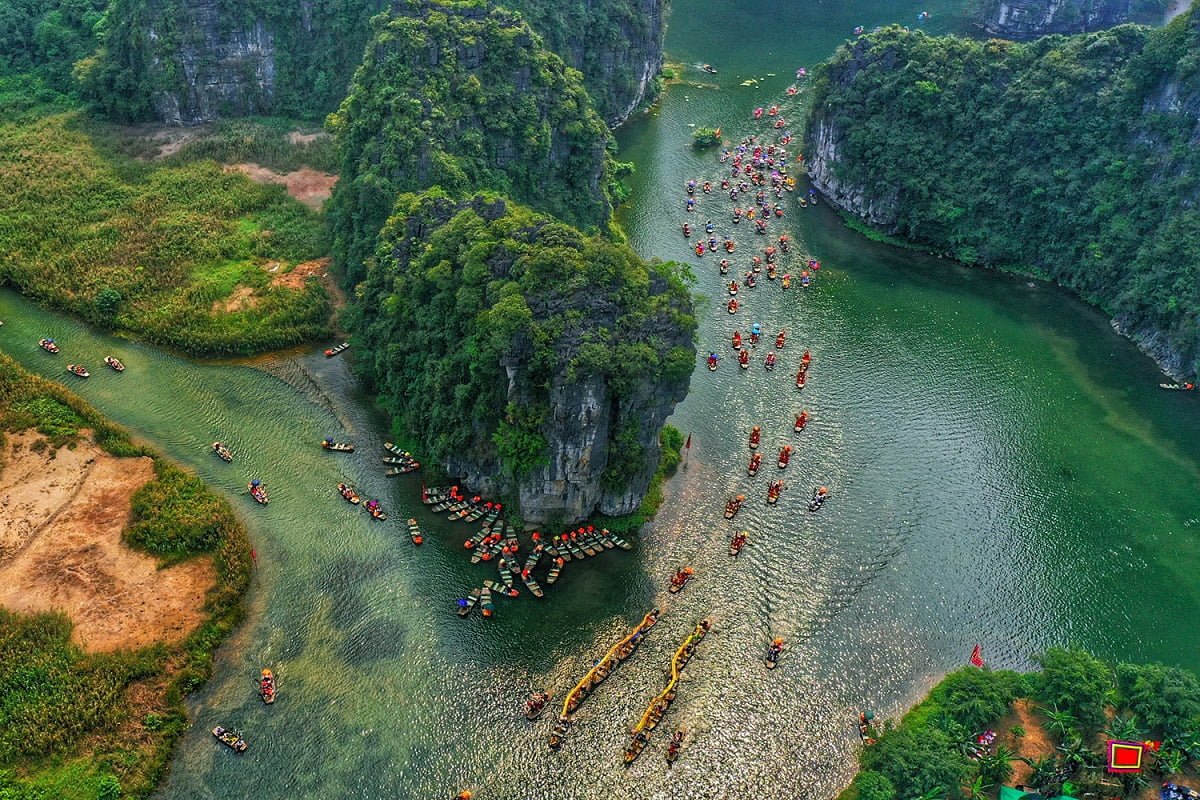 Boating tour in Trang An, Ninh Binh Vietnam with your family