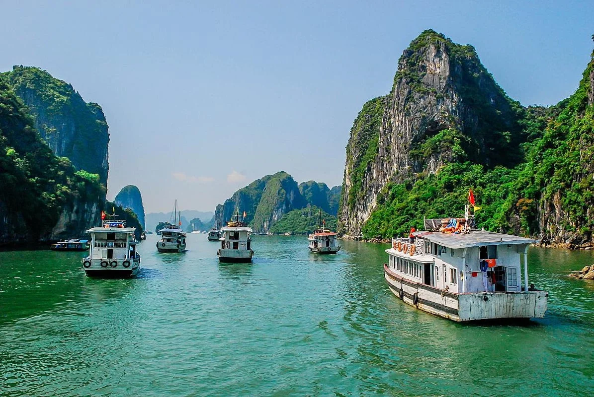 What to do on a 12 -day trip to Vietnam? Go sightseeing around Ha Long Bay, Vietnam by cruise