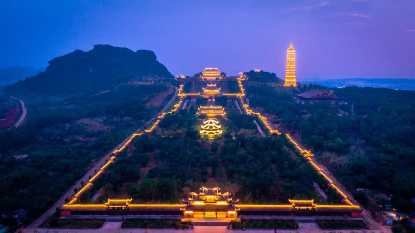 Bai Dinh pagoda brightens at night