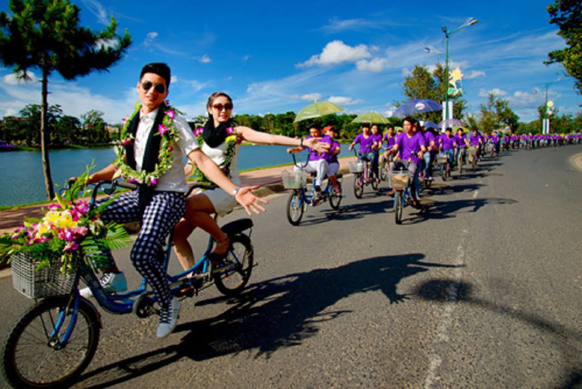 Cycling around the Huong river