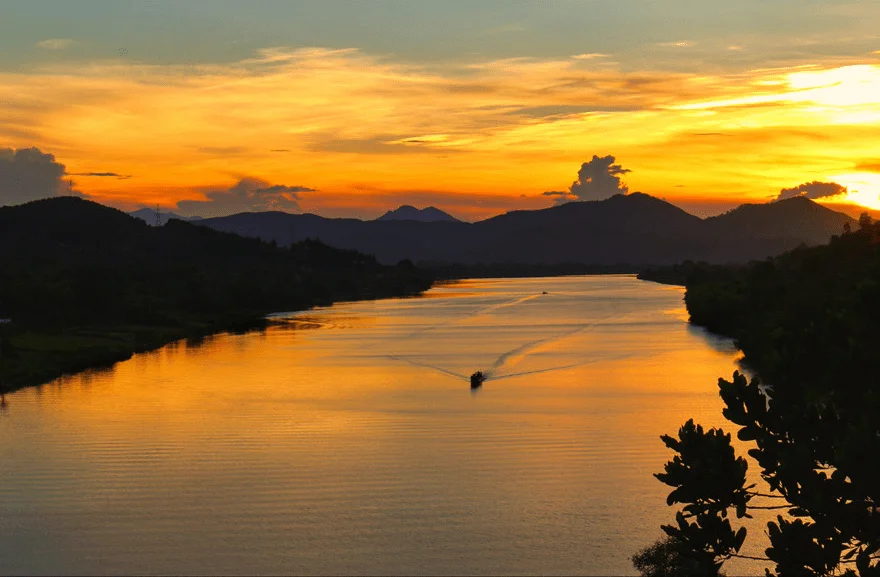 Top 10 unique activities should work in Hue and ancient citadel of Vietnam Sunset View from Vong Canh Hill