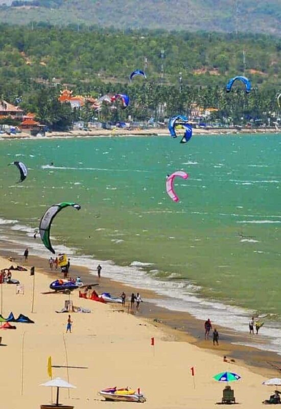 Kitesurfing in Mui Ne Vietnam