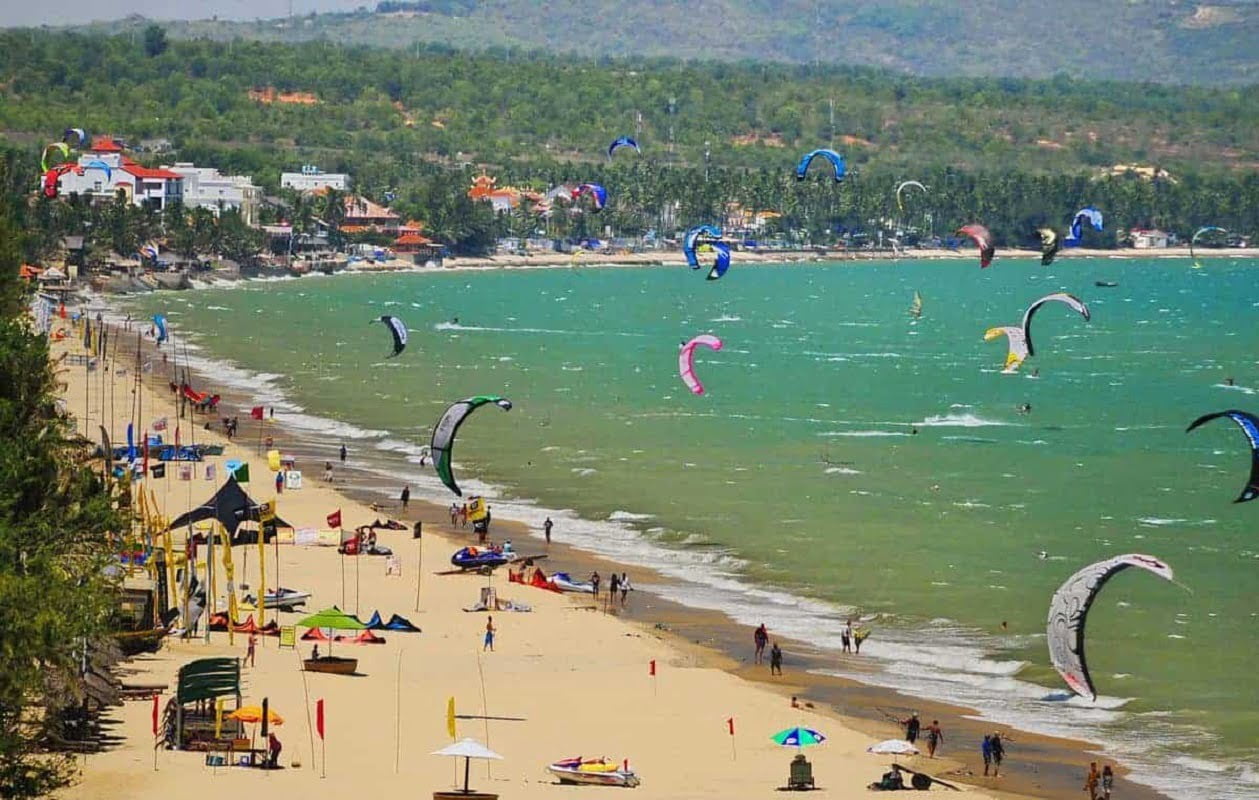 Kitesurfing in Mui Ne Vietnam