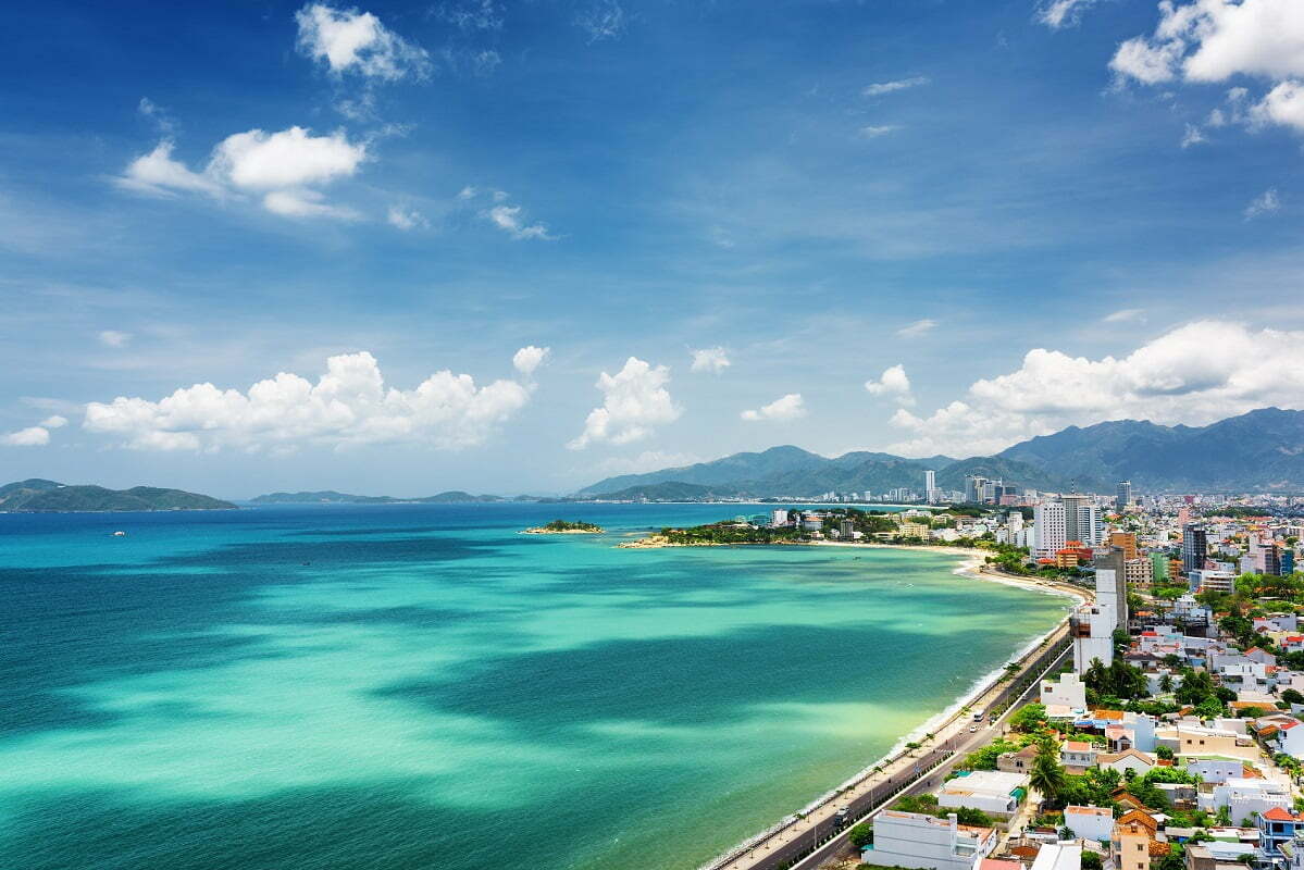 Thành phố biển Nha Trang với những bãi biển chạy dài học theo thành phố