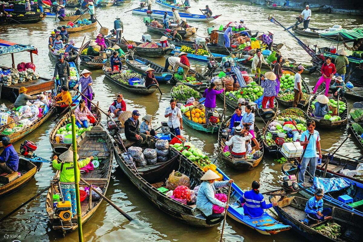 Visiting the Cai Rang float market on Mekong delta Vietnam