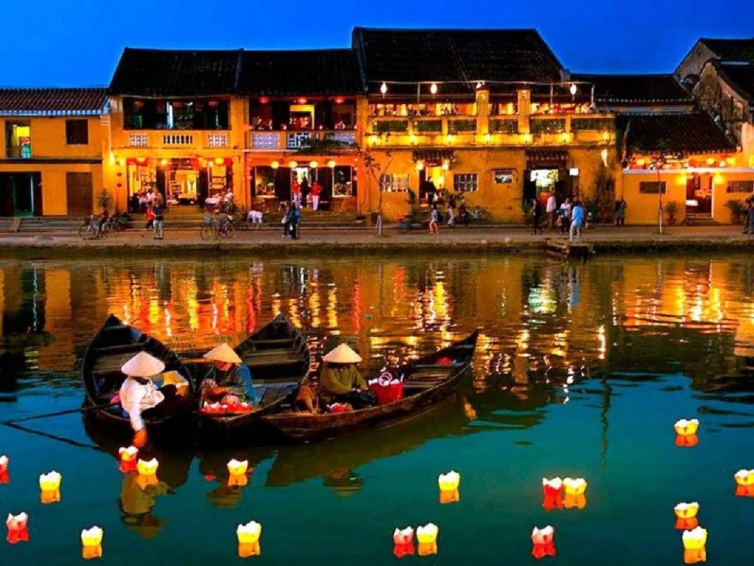 What to do on a 12 -day trip to Vietnam? Lanterns released on Thu Bon river, Hoian