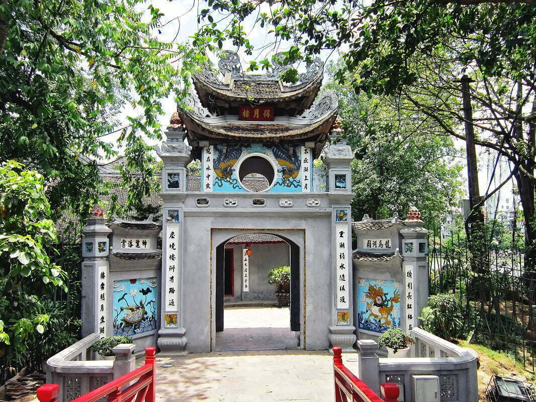 Cổng đền Ngọc Sơn- di tích linh thiêng giữa thủ đô Hà Nội 