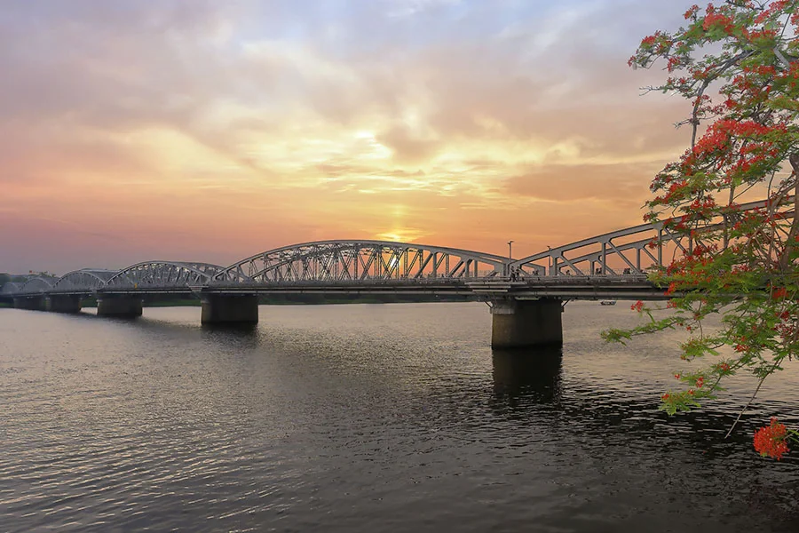 Top 10 unique activities should work in Hue and ancient citadel of Vietnam Truong Tien Bridge, Hue