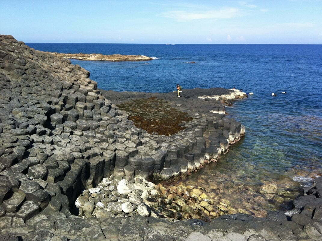 Những “chồng đĩa đá” được mẹ thiên nhiên “xếp” ngay ngắn bên bờ biển