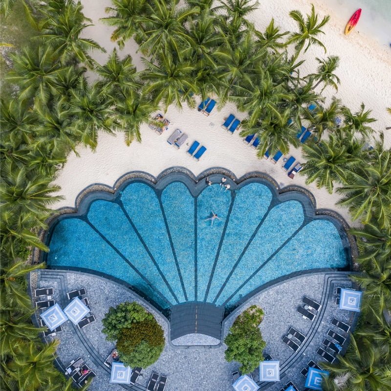 JW Marriott với bể bơi thiết kế hình vỏ sò ấn tượng