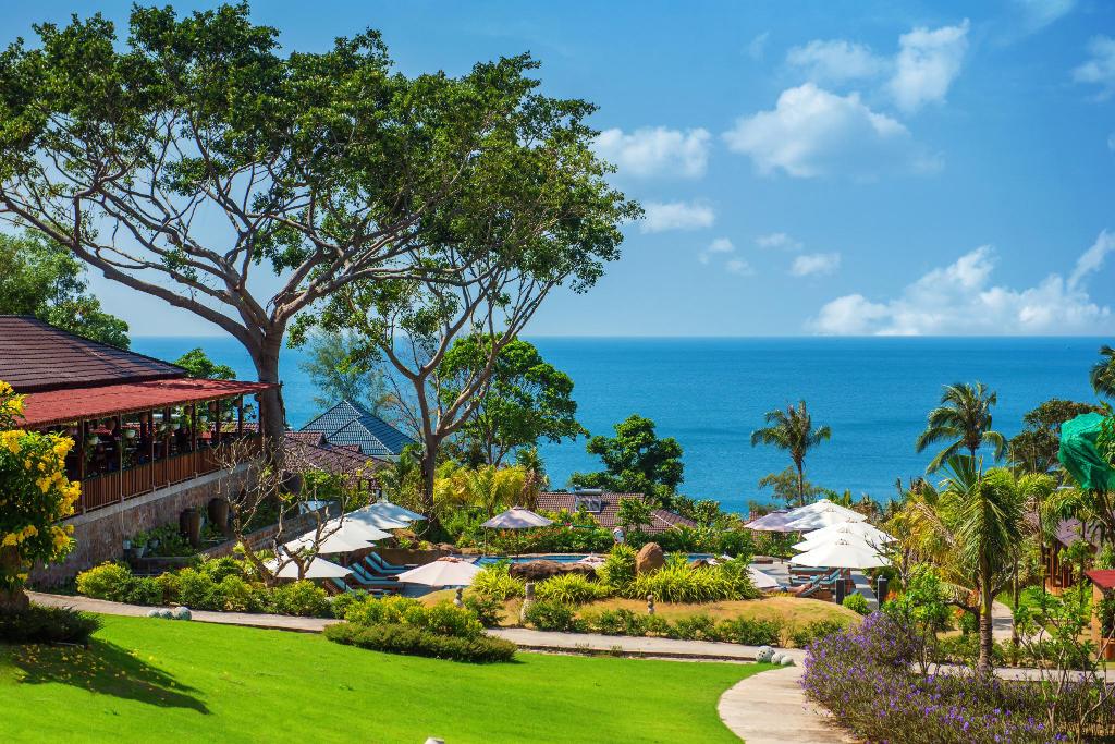 Camia Resort với không gian xanh và mặt tiền hướng biển