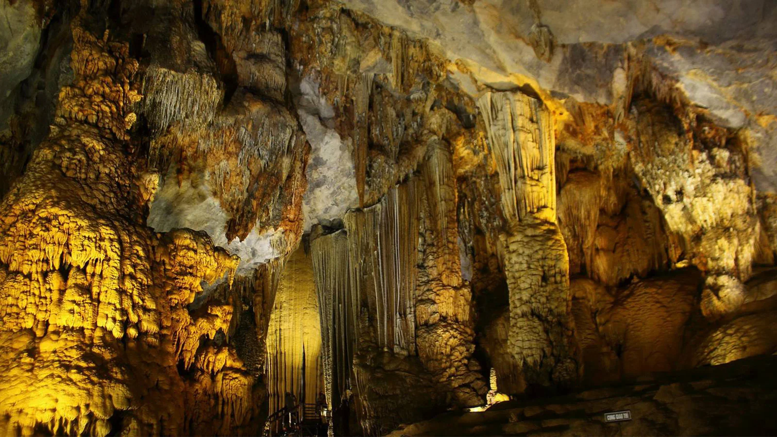 Hang Dơi phía sau thác Voi Đà Lạt Hang Dơi phía sau thác Voi Đà Lạt