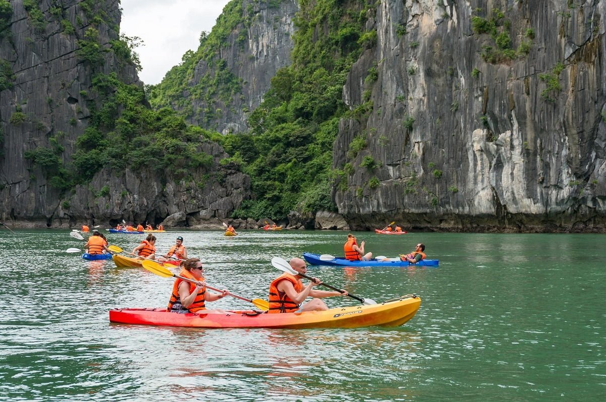 Chèo kayak là một hoạt động thú vị nhất để ngắm cảnh đẹp ở Vịnh Lan Hạ