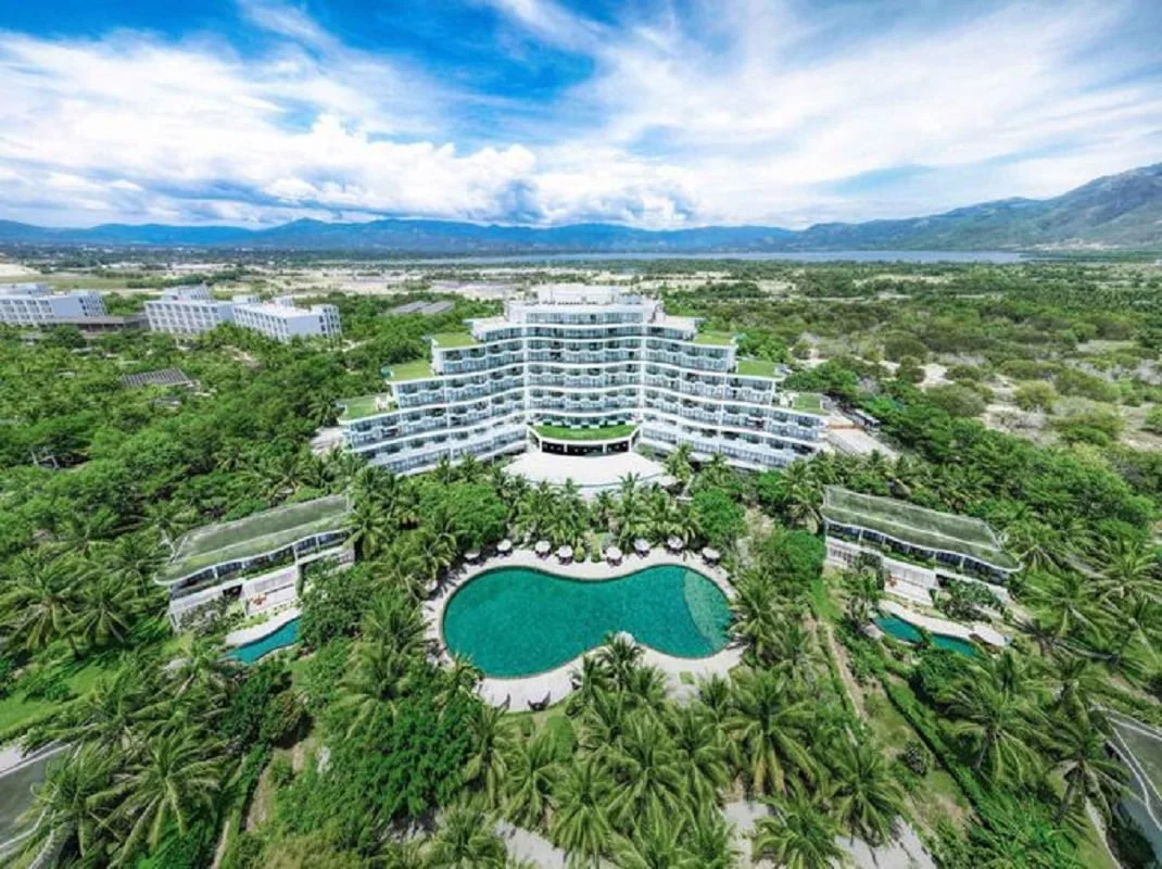 Cam Ranh Riviera Beach Resort & Spa tự như một tòa lâu đài trên bãi biển Cam Ranh Riviera Beach Resort & Spa tự như một tòa lâu đài trên bãi biển