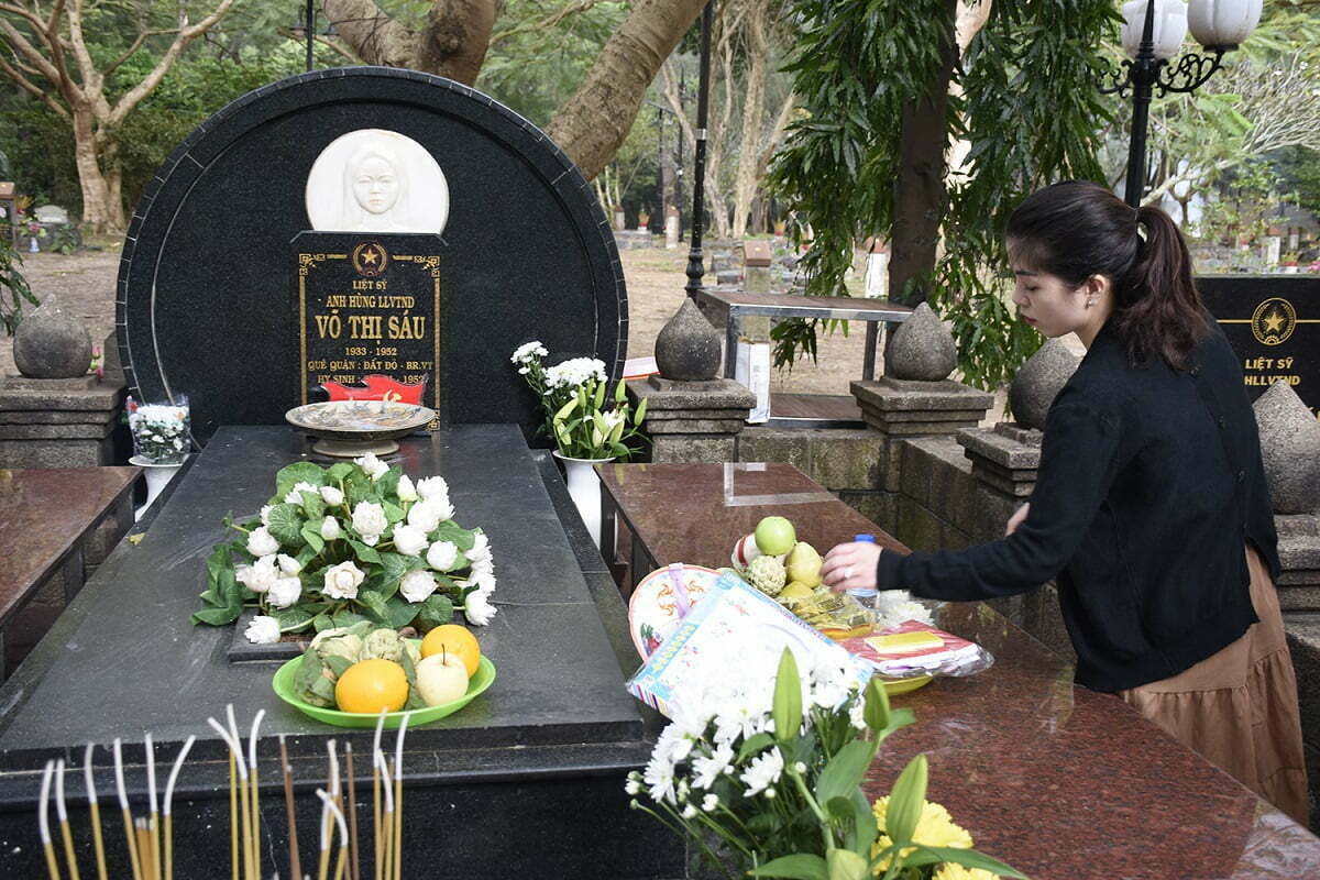 Mộ chị Võ Thị Sáu - Nghĩa trang Hàng Dương