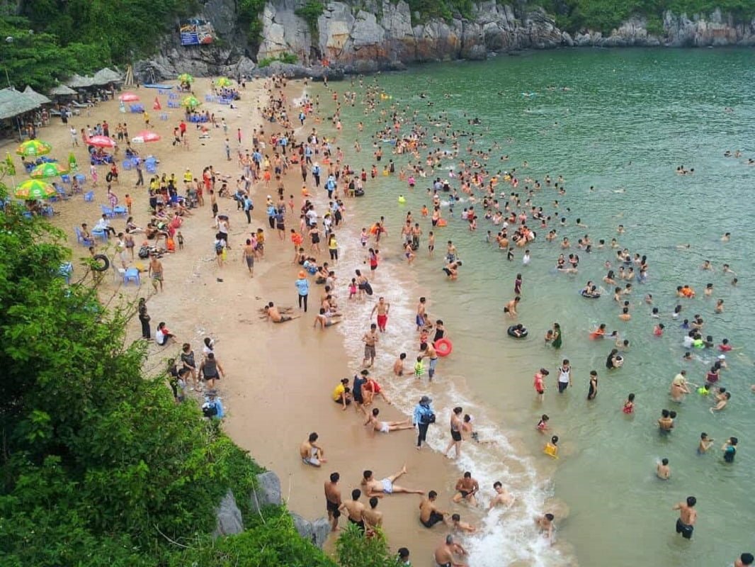 Bãi Cát Cò thu hút đông đảo khách du lịch đến tắm biển mỗi dịp hè