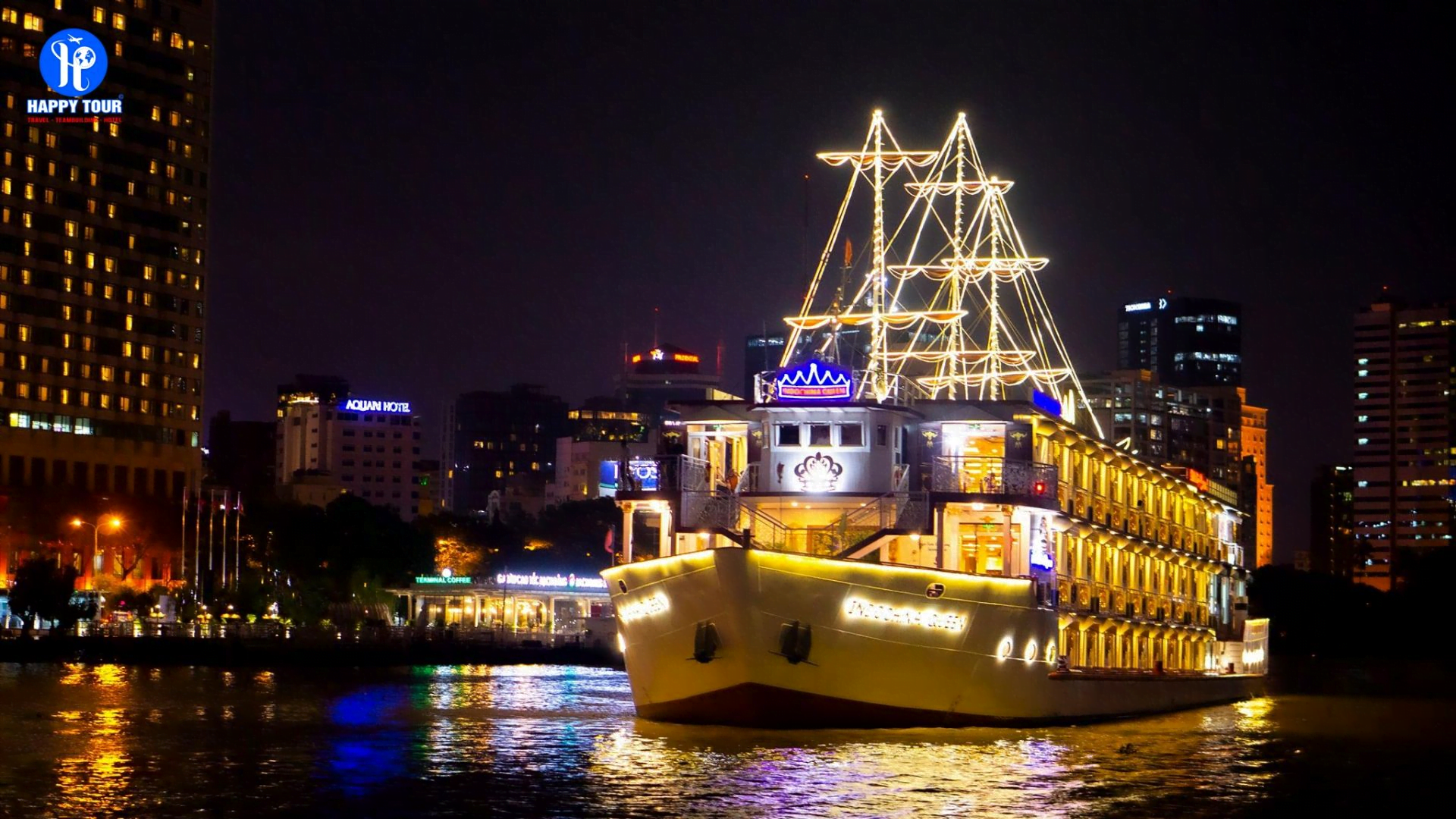 Du thuyền chạy bằng buồm trên sông Sài Gòn