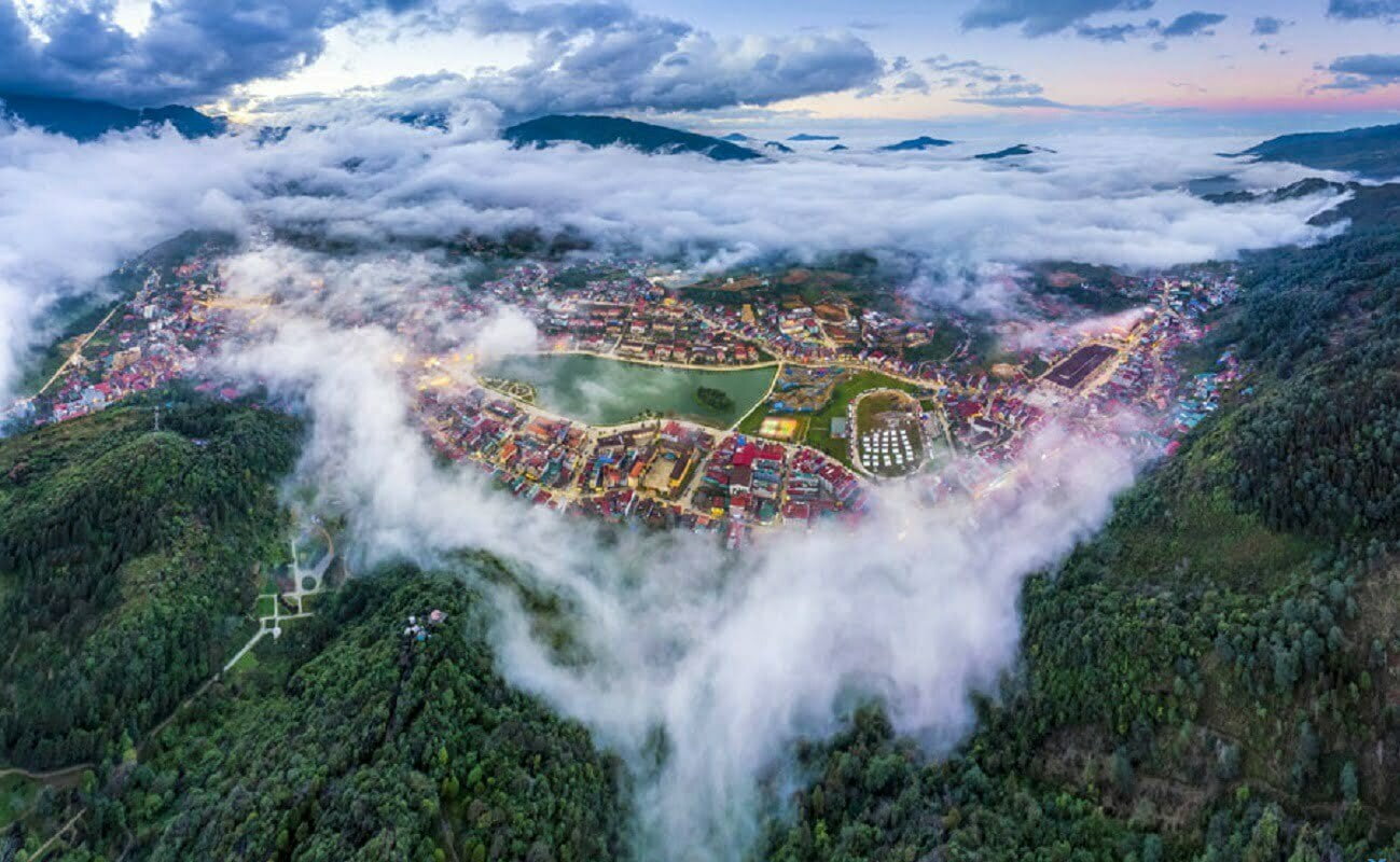 Núi Hàm Rồng với vẻ đẹp hút hồn nằm xen lẫn với mây