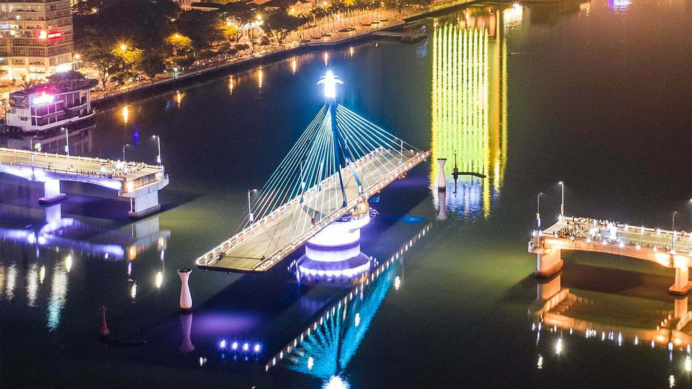 Cầu quay sông Hàn lung linh về đêm