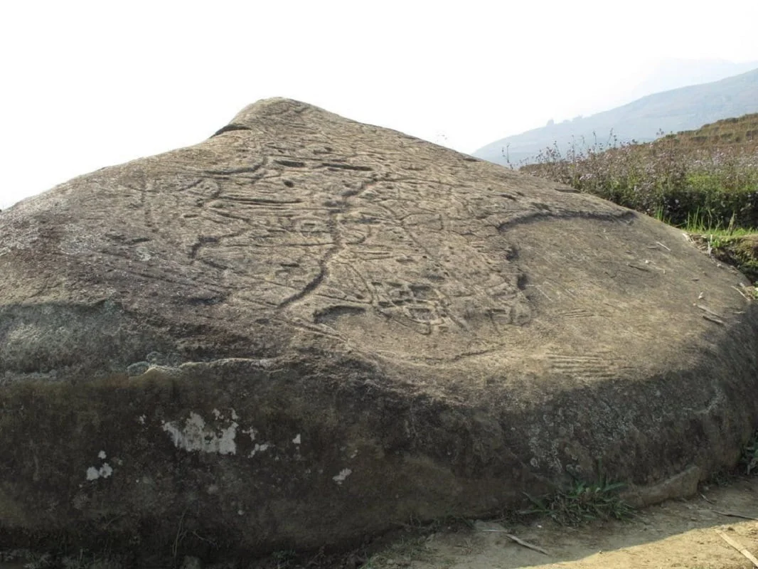 Bãi đá cổ với nhiều hoa văn bí ẩn