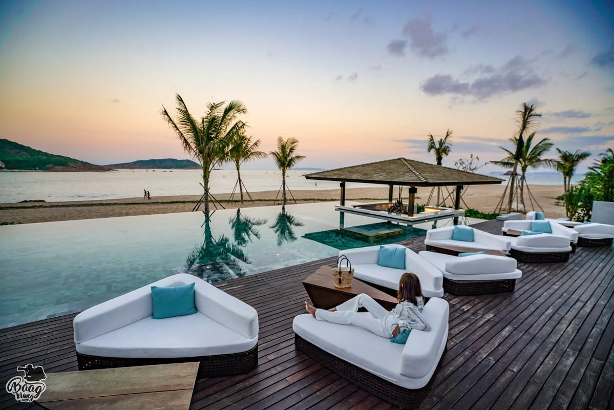 Bể bơi của Anantara Quy Nhon Villas nằm kề hướng về biển Bể bơi của Anantara Quy Nhon Villas nằm kề hướng về biển