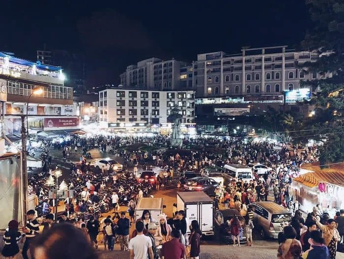 Không khí nhộn nhịp của chợ đêm Đà Lạt Không khí nhộn nhịp của chợ đêm Đà Lạt