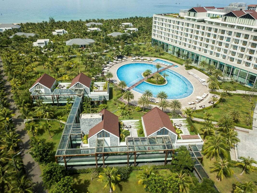 Radisson Blu Resort Phú Quốc với hồ bơi ngoài trời khổng lồ