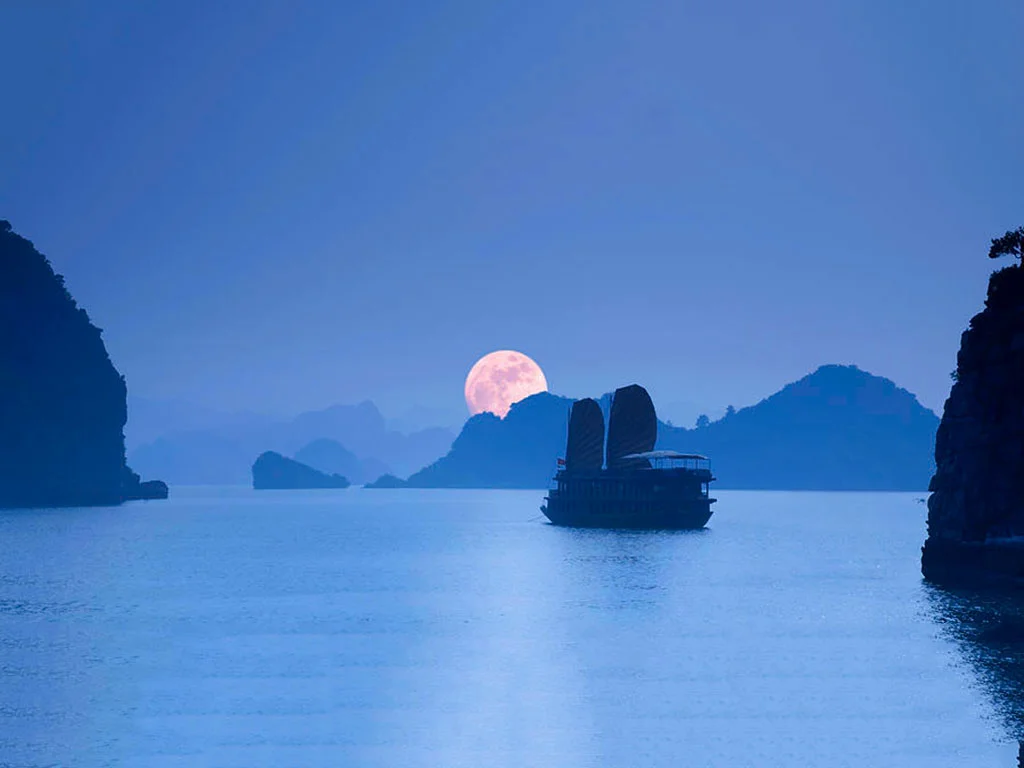 halong-bay-at-night