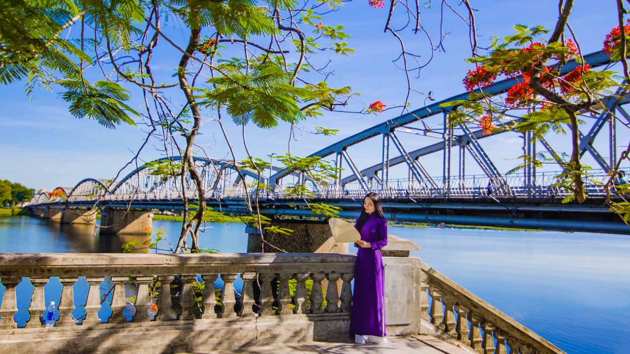 Cầu Tràng Tiền bên dòng sông Hương thơ mộng xứ Huế