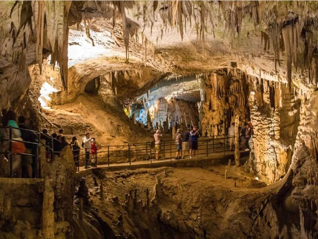 Khám phá hang sáng, hang tối Ninh Bình