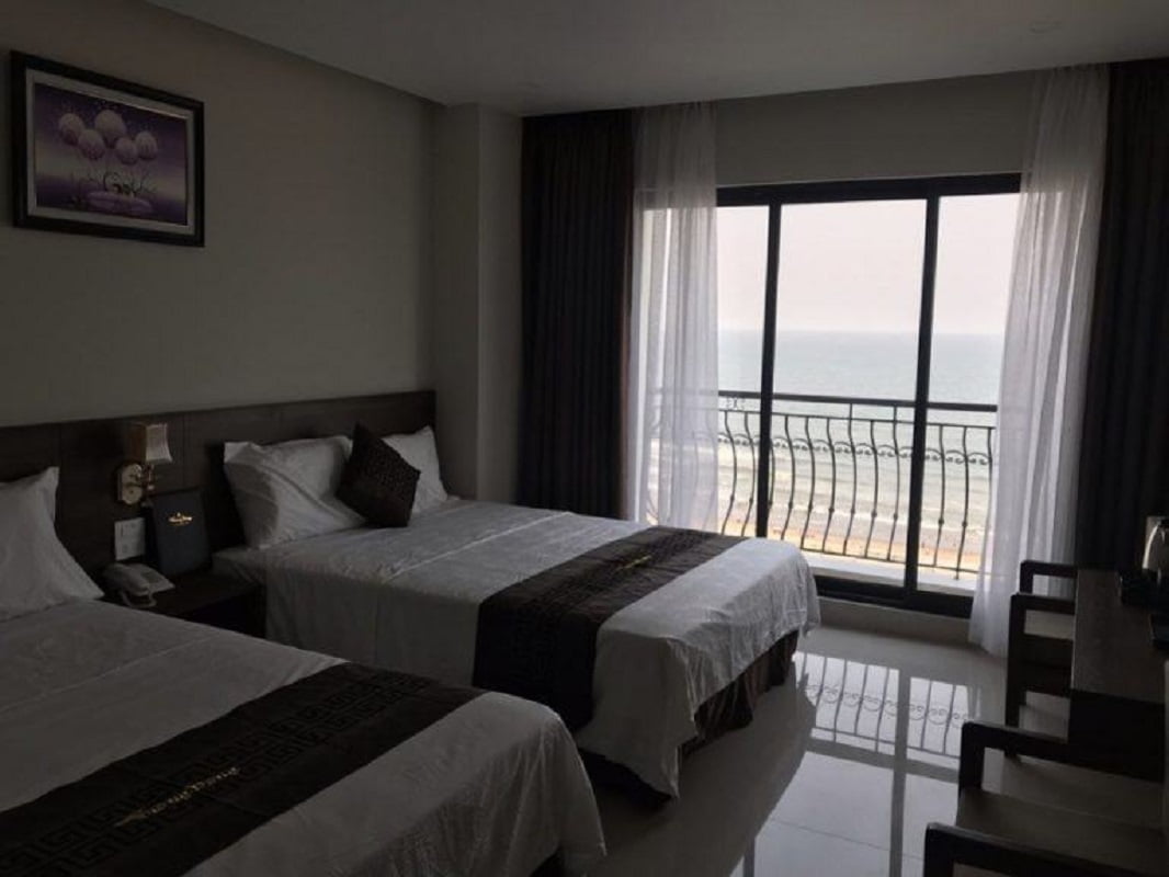 Phòng ngủ của Trống Đồng Hotel Sầm Sơn có ban công view biển