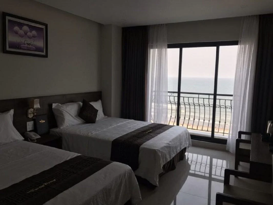 Phòng ngủ của Trống Đồng Hotel Sầm Sơn có ban công view biển Phòng ngủ của Trống Đồng Hotel Sầm Sơn có ban công view biển