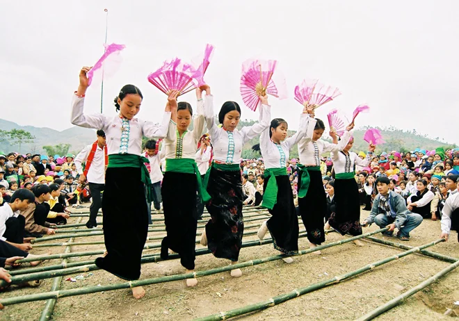 Điệu múa Xòe Thái ở bản Lác Mai Châu Điệu múa Xòe Thái ở bản Lác Mai Châu