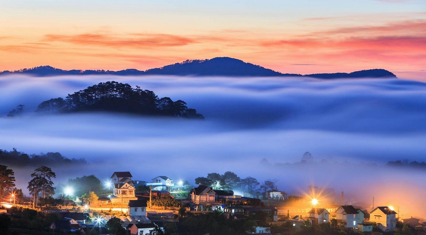 Đà Lạt Việt Nam mộng mơ ẩn mình trong mây mù